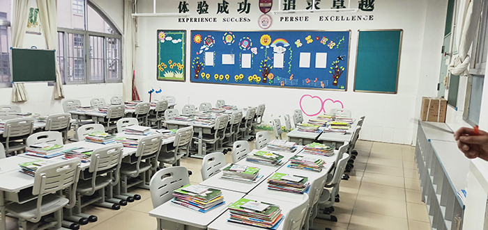 深圳市美中學(xué)校使用博仕有成課桌椅